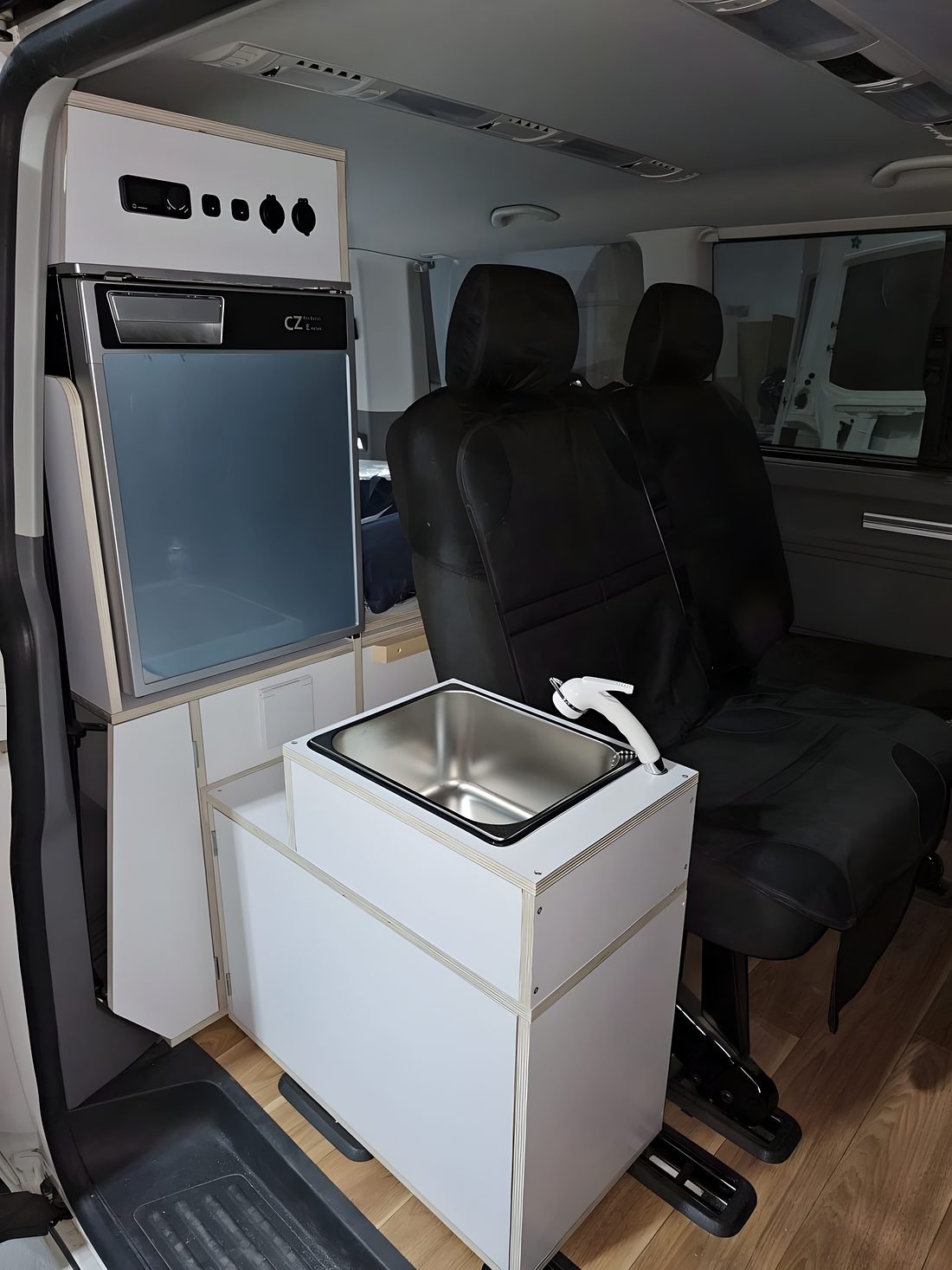 Detalle del fregadero y el mueble de cocina de una camper