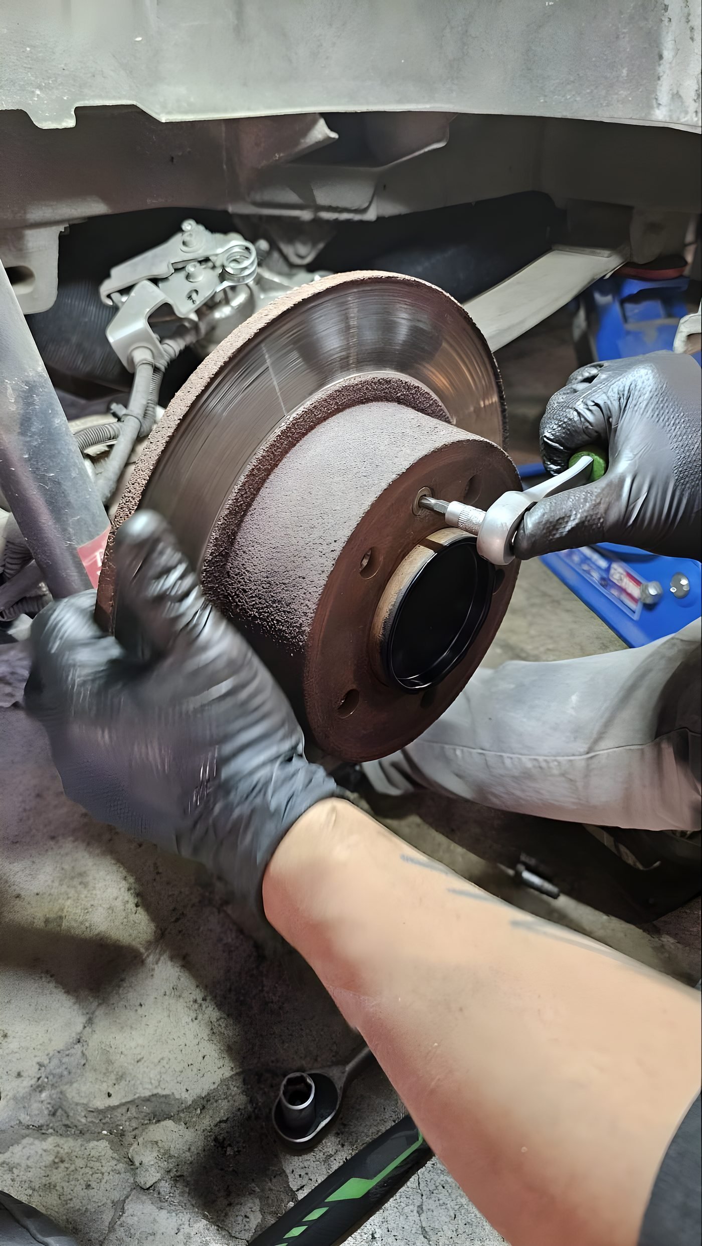 Sustitución de un disco de freno con el vehículo elevado en el taller