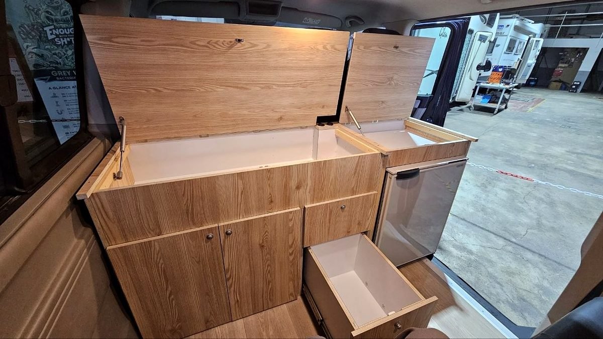 Muebles de camper con cajones extraíbles fabricados a medida en el taller