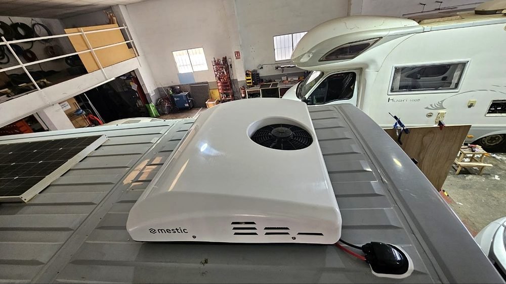 Instalación de un equipo de aire acondicionado en el techo de una camper