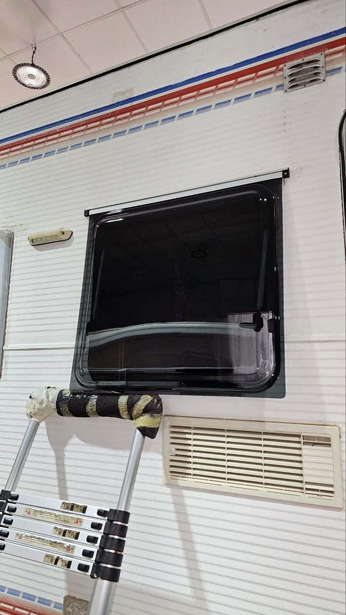 Ventana con oscurecedor instalada en el lateral de una autocaravana