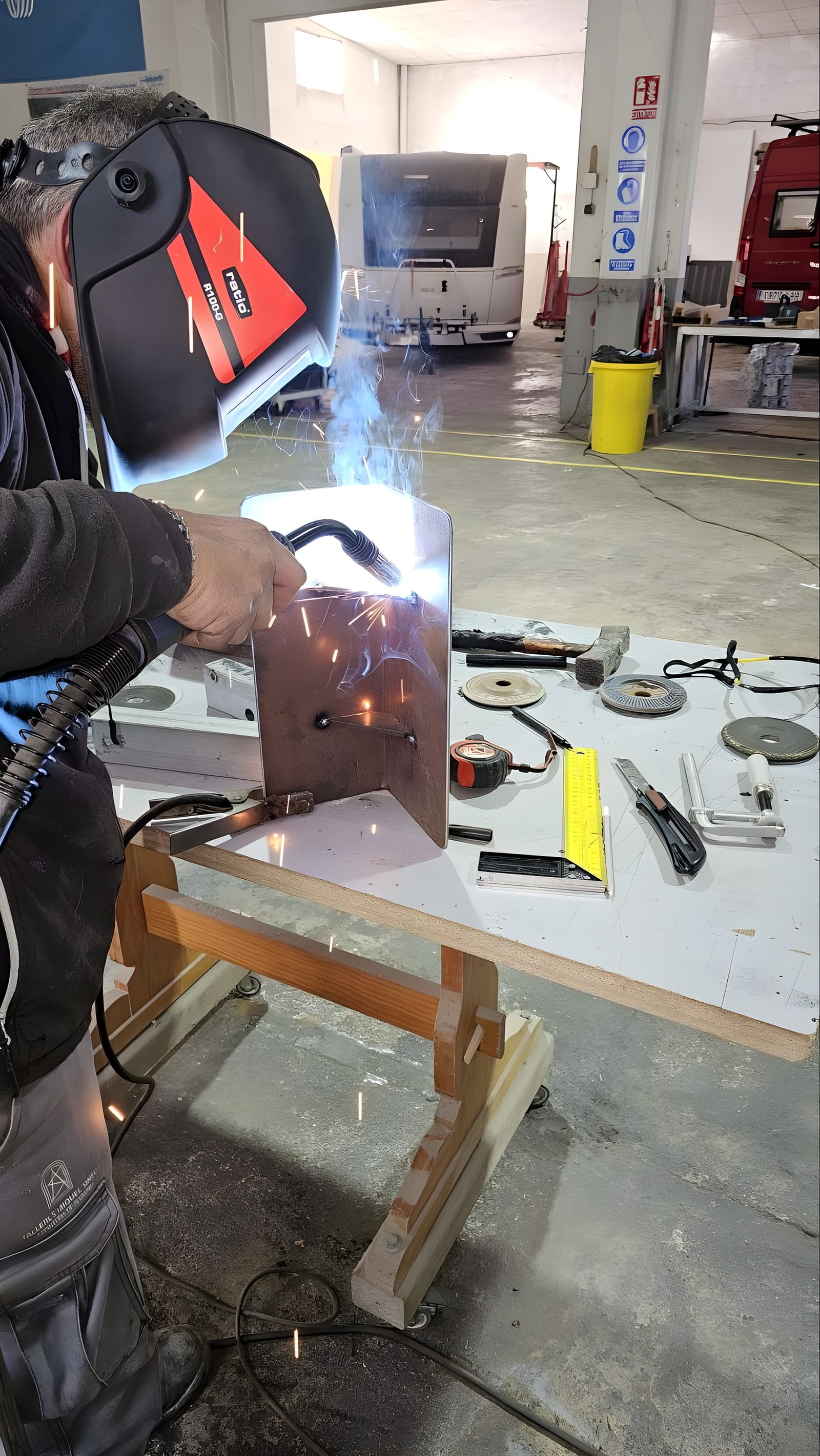Trabajo de soldadura en el taller de Mallorca Camper